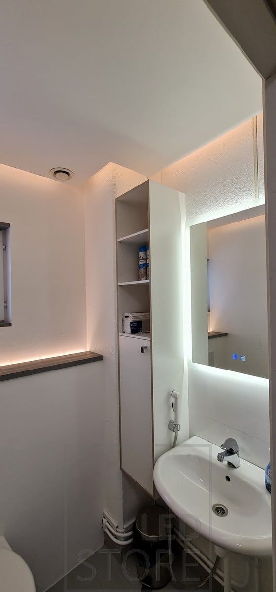 Illuminazione indiretta per l'intero bagno. Ledstore.fi