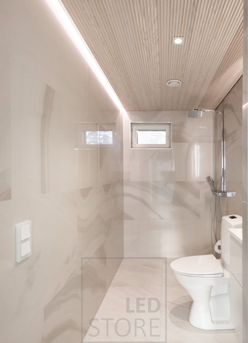 Illuminazione d'atmosfera indiretta in un bagno pubblico. Ledstore.fi