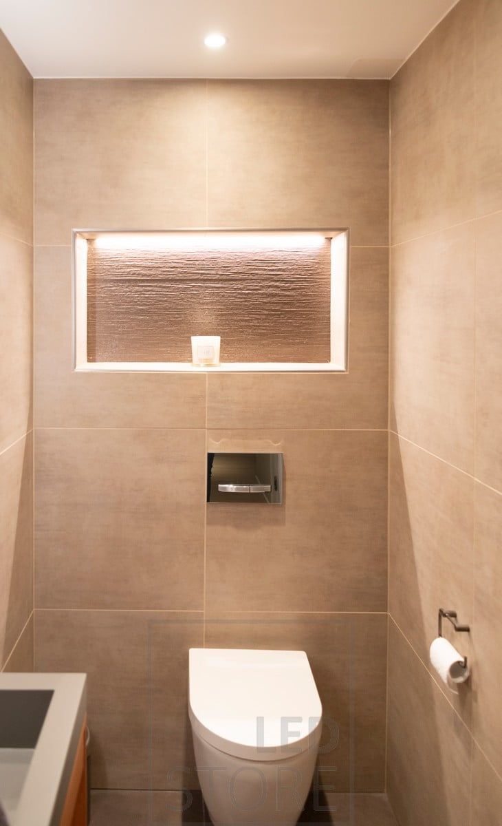 Mensola da incasso illuminata da una striscia led, che crea una bella e piacevole luce indiretta nello spazio. Ledstore.fi