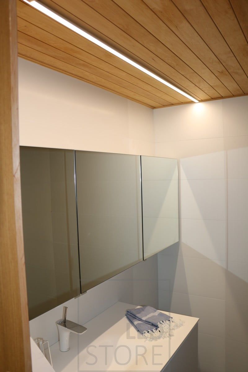 Striscia led sul soffitto del bagno a basso profilo. Ledstore.fi
