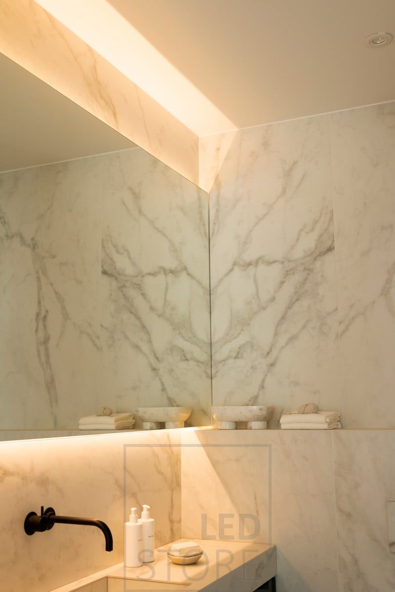 Dietro lo specchio, una striscia led illumina indirettamente, creando un'illuminazione d'atmosfera nello spazio della toilette. Ledstore.fi