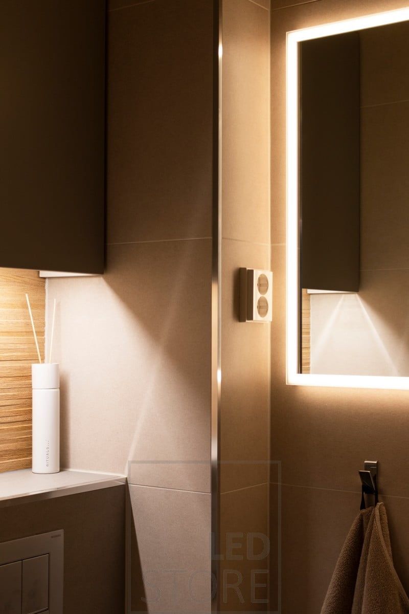 Specchio luminoso abbinato a un'illuminazione indiretta della mensola. Ledstore.fi