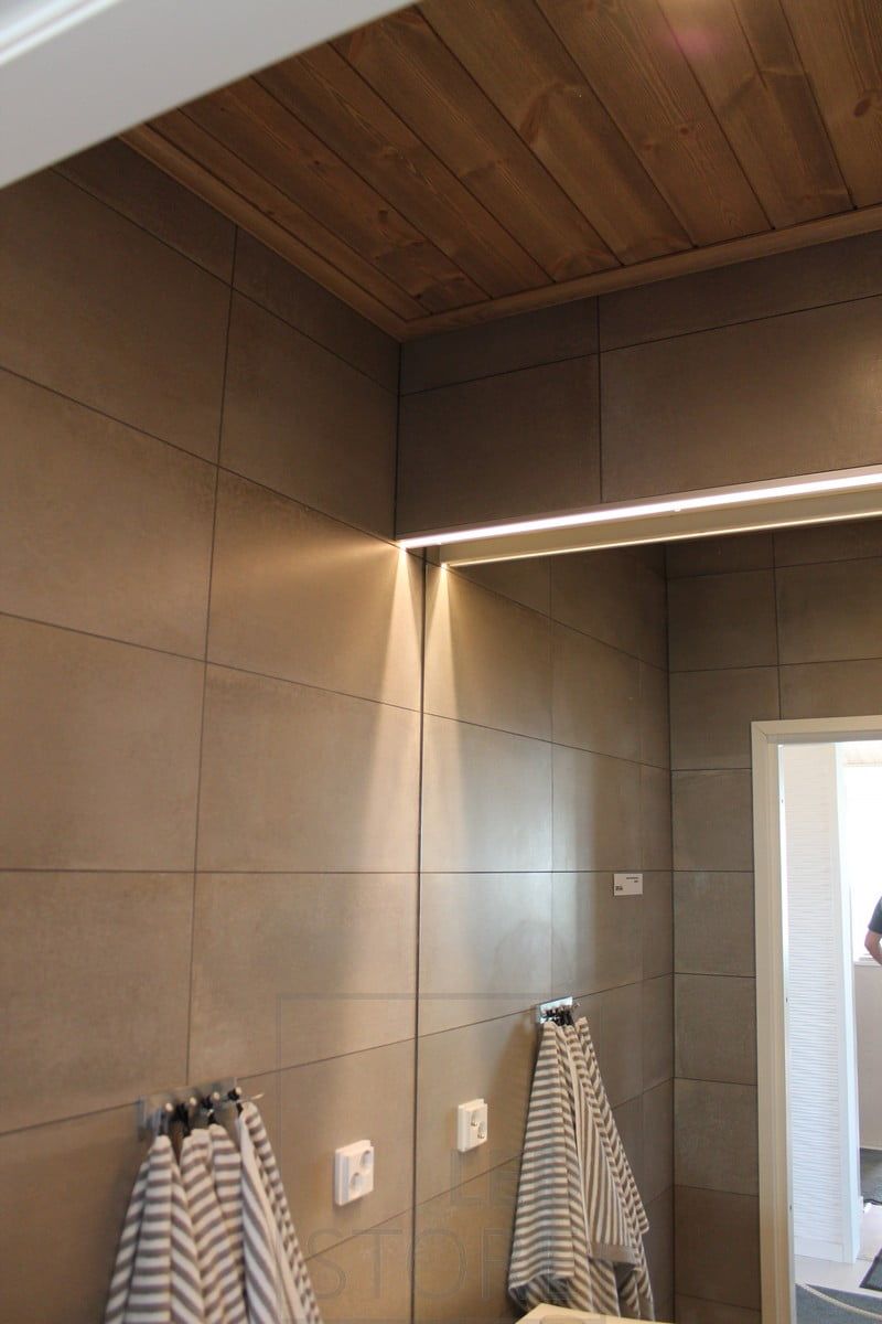 Specchio con striscia LED nella toilette. Ledstore.fi