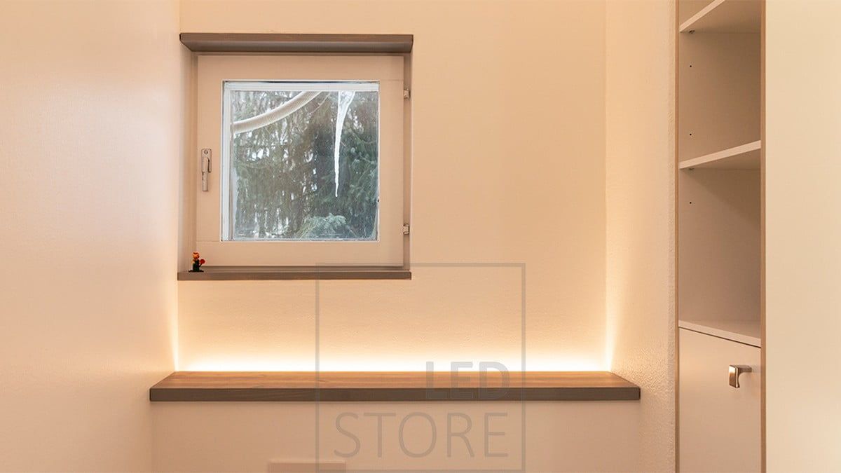 Una toilette a parete con una striscia LED rivolta verso l'alto. Creando una luce d'atmosfera nello spazio, si accende grazie a un sensore di movimento e funziona anche come luce notturna. Ledstore.fi