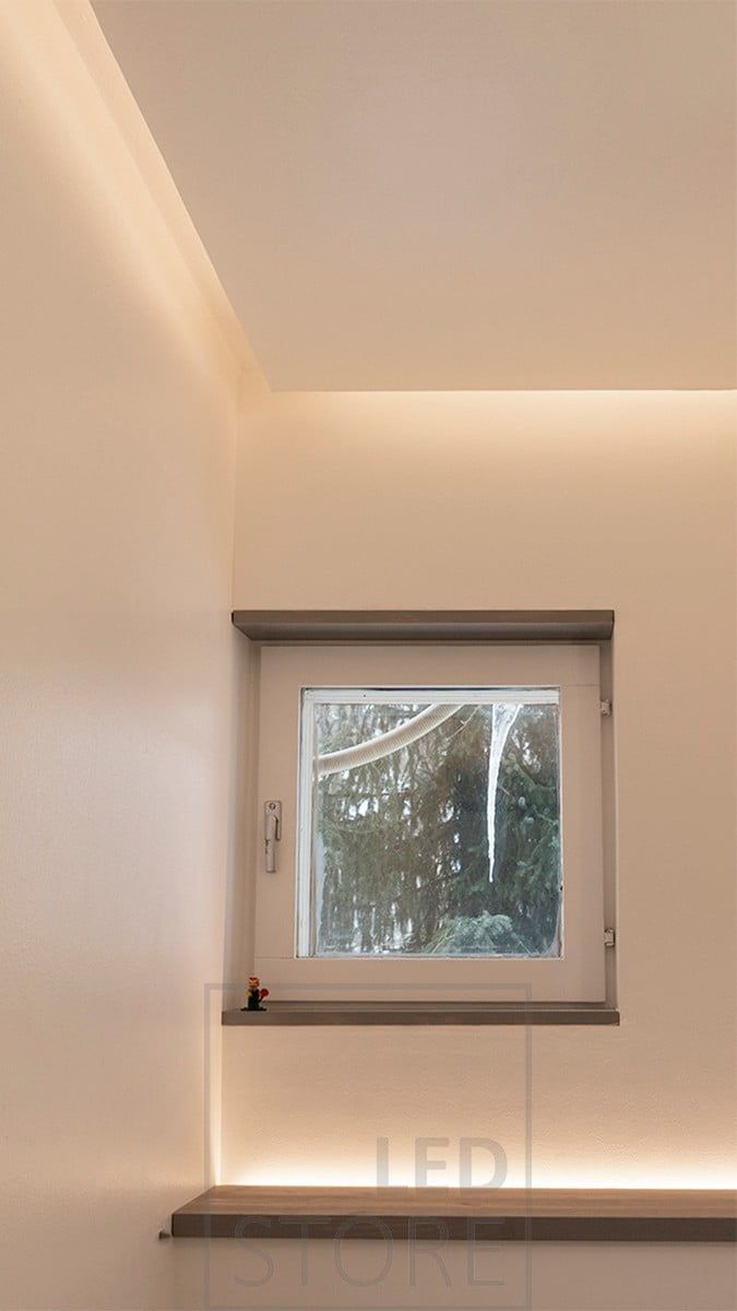 Una toilette a parete con una striscia LED rivolta verso l'alto. Crea una luce d'atmosfera, accesa da un sensore di movimento che funziona bene anche come luce notturna. Sul soffitto, la striscia LED a discesa è rivolta verso la parete. Ledstore.fi