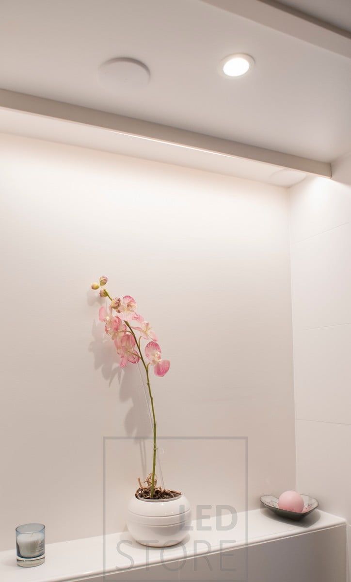 Scaffale illuminato da strisce led, crea una bella e piacevole luce indiretta nello spazio. Ledstore.fi