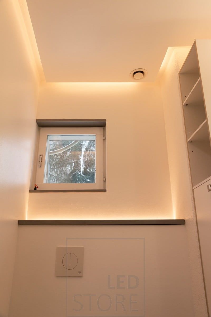 Una toilette a parete con una striscia LED rivolta verso l'alto. Creando una luce d'atmosfera nello spazio, si accende grazie a un sensore di movimento e funziona bene anche come luce notturna. Nel downlight a soffitto, la striscia LED è diretta verso la parete. Ledstore.fi