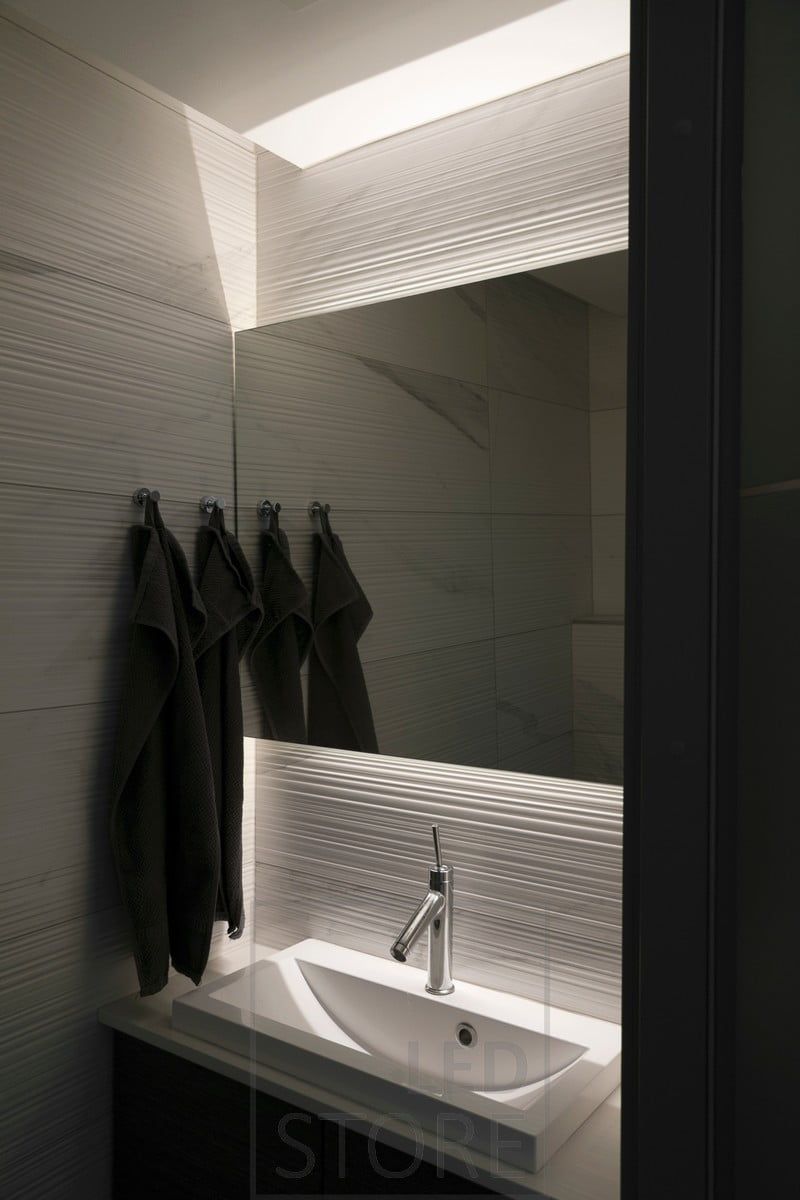 Striscia LED dietro lo specchio per un'illuminazione d'atmosfera. L'illuminazione indiretta mette in risalto anche le splendide piastrelle. Ledstore.fi