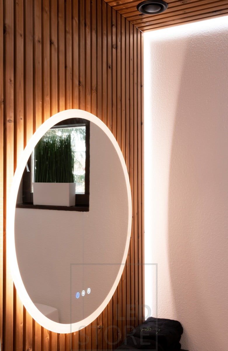 Specchio luminoso che illumina attraverso la parete ai lati, attraverso il gelo al viso, con ulteriore luce indiretta dietro il listello con striscia led. Ledstore.fi