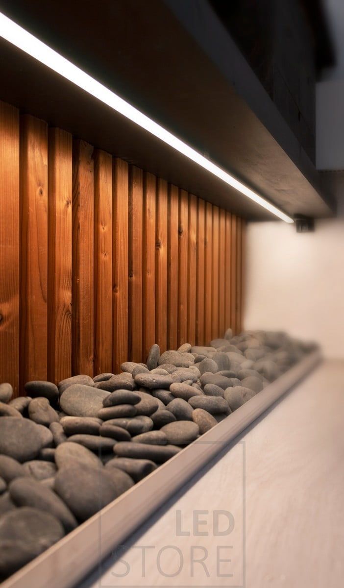 Sotto il livello della toilette, una striscia LED in una superficie a basso profilo illumina le pietre decorative poste al di sotto. Ledstore.fi