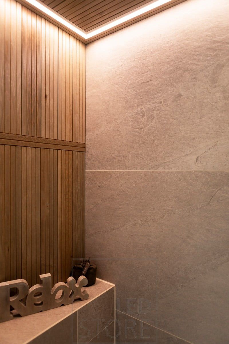 Nastro led in uno stretto profilo incassato, che circonda lo spazio, in una cornice splendidamente rifinita. Ledstore.fi