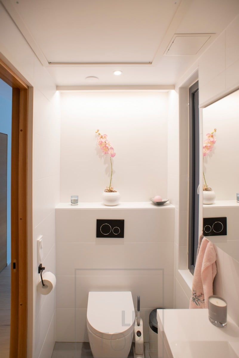 Luce indiretta dietro la toilette nel soffitto. Ledstore.fi