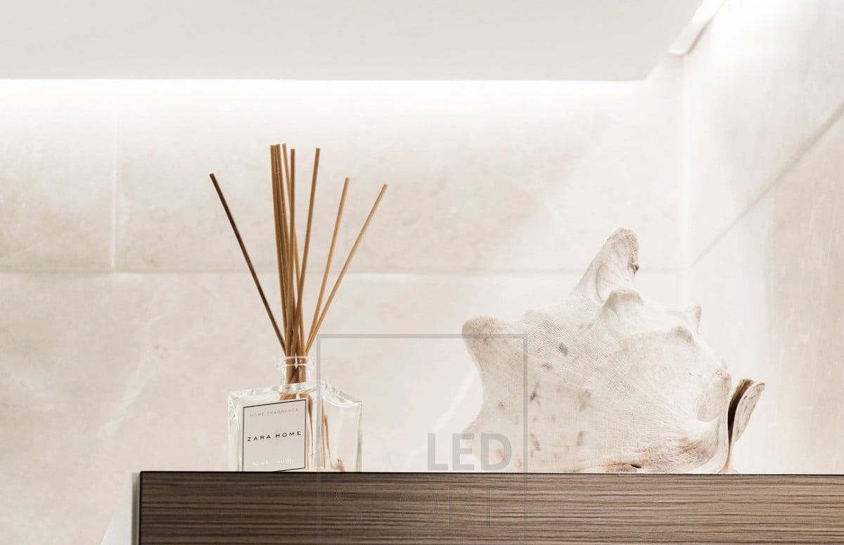 Luce indiretta in bagno per creare una luce morbida e d'atmosfera. Ledstore.fi