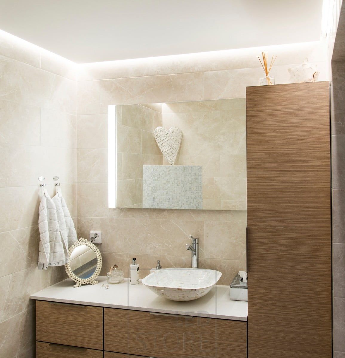 Luce indiretta sul soffitto del bagno, striscia a led montata su un'anta da incasso, diretta verso la parete. Ledstore.fi