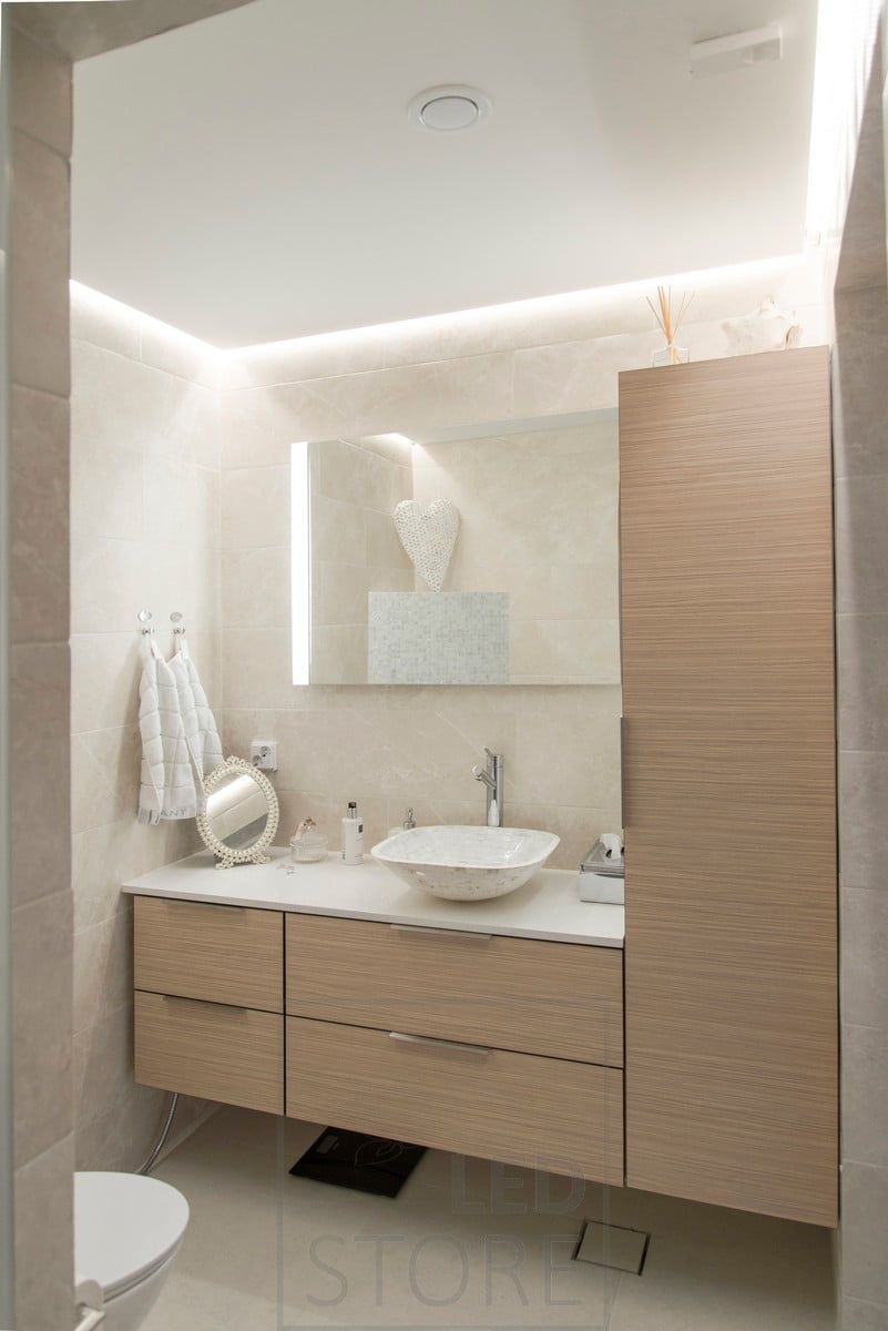 Striscia led orientata verso il basso e rivolta verso la parete. La soluzione porta una luce bella e piacevole nello spazio. Ledstore.fi