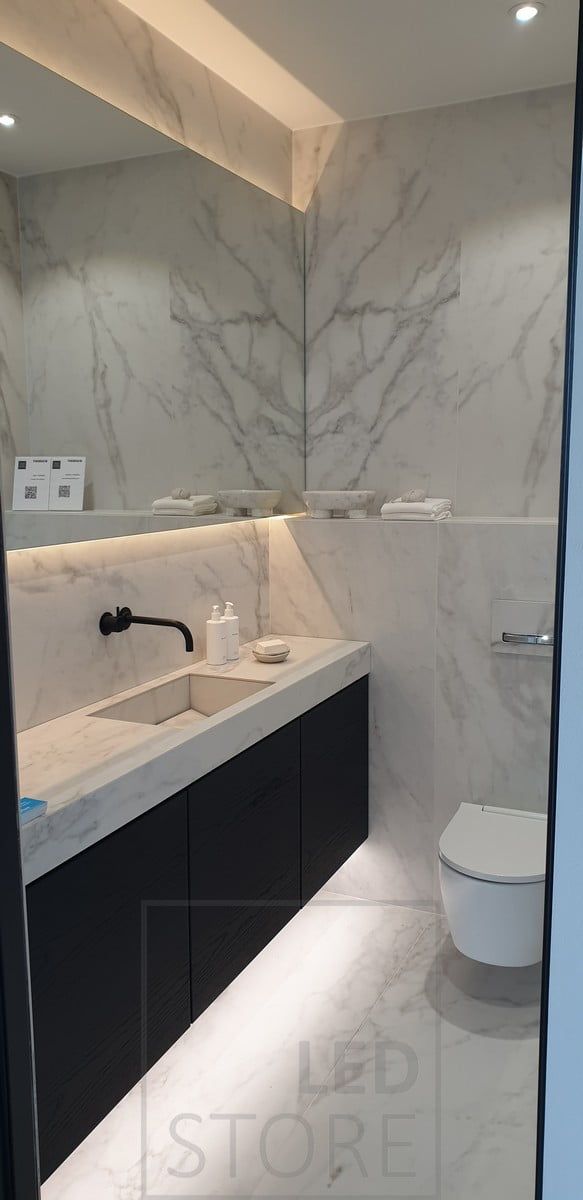 Striscia led dietro lo specchio e sotto il livello per un'illuminazione indiretta. Ledstore.fi