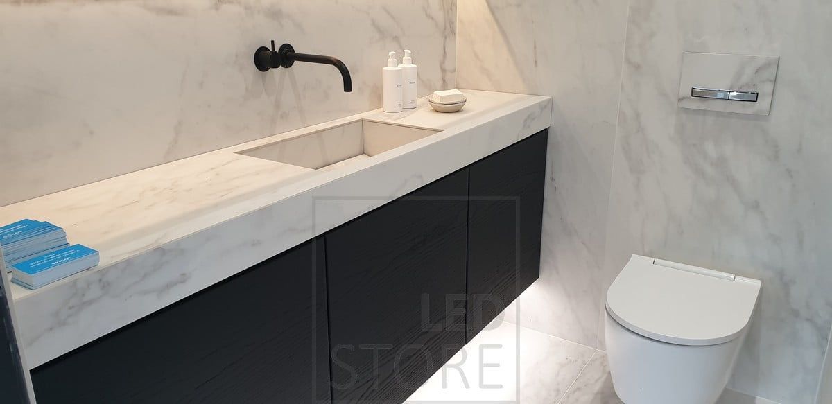 Nastro led sotto il livello del vano toilette per una piacevole illuminazione indiretta. Ledstore.fi