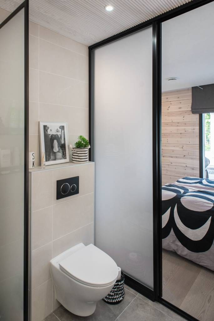 Logo LED STORE su sfondo verde: un quadrato bianco con il testo bianco "LED STORE" che evidenzia le soluzioni di illuminazione ad alta efficienza energetica.