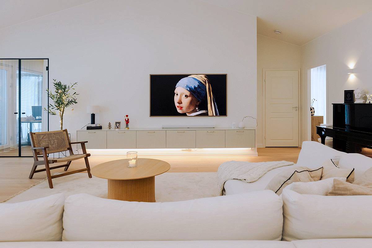 Riferimento Mattoni sulla roccia, illuminazione indiretta a strisce led per un salotto a livello di TV