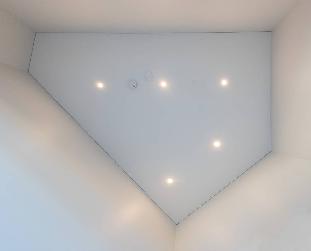 Spot a led sul soffitto, visti direttamente dal basso. La disposizione degli spot può essere adattata alla forma dello spazio, come è stato fatto in questo spazio a cinque spigoli. 