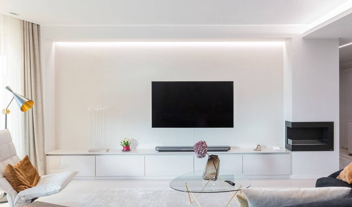 La potenza della striscia Led è adatta a questa destinazione. Illuminazione gradevole per gli occhi dietro la parete della TV con una striscia led indiretta nella scanalatura del soffitto.