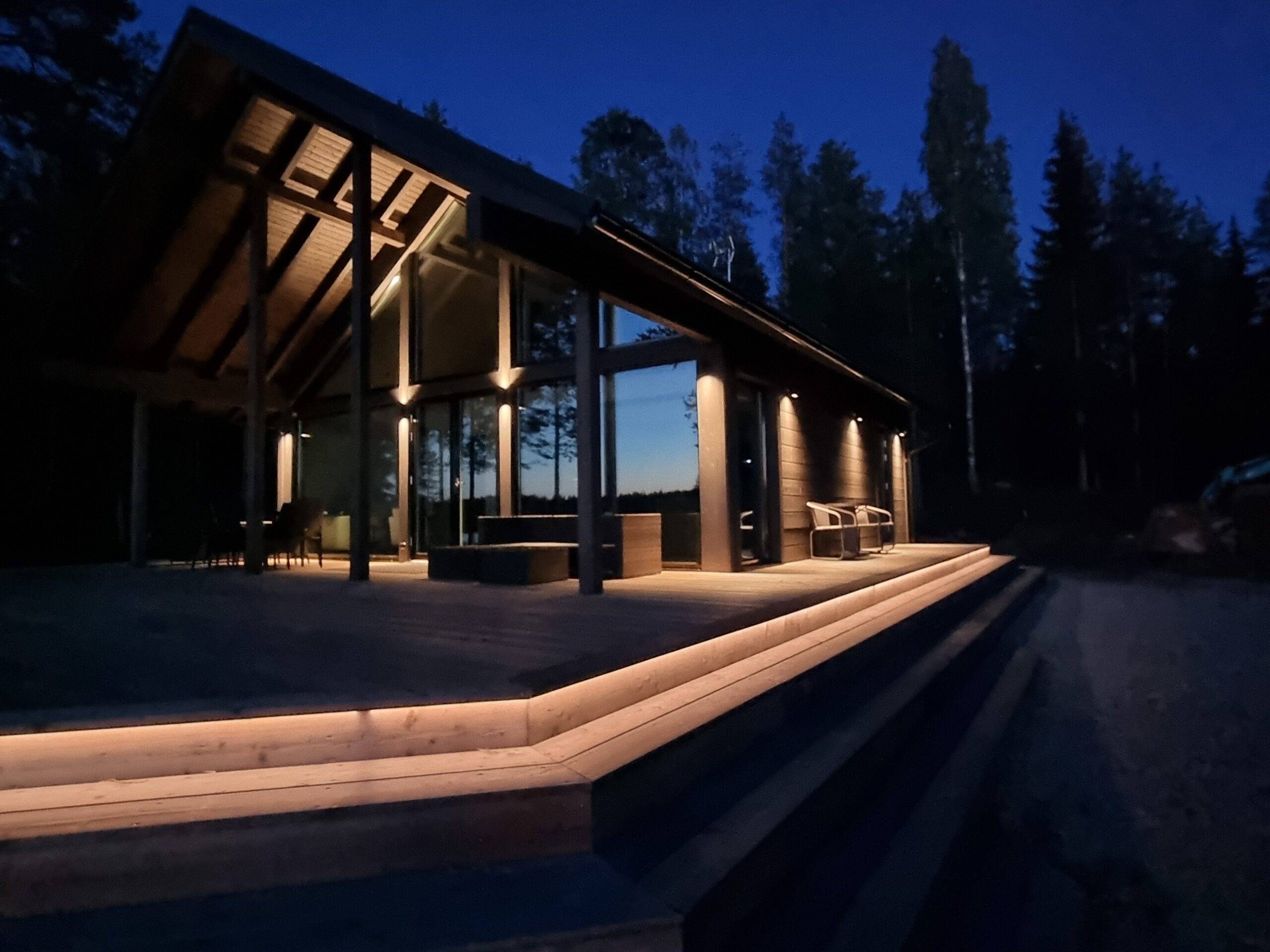 Le strisce LED possono essere installate su lunghe distanze in modo continuo. In questo caso, i gradini di una terrazza sono stati illuminati posizionando una striscia LED sotto il primo gradino, in modo che il contrasto della luce mostri a chi cammina dove si trova il primo gradino. 