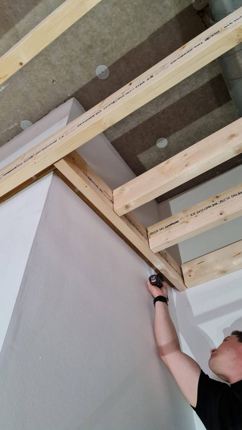 L'illuminazione a soffitto a strisce inizia con la luce indiretta