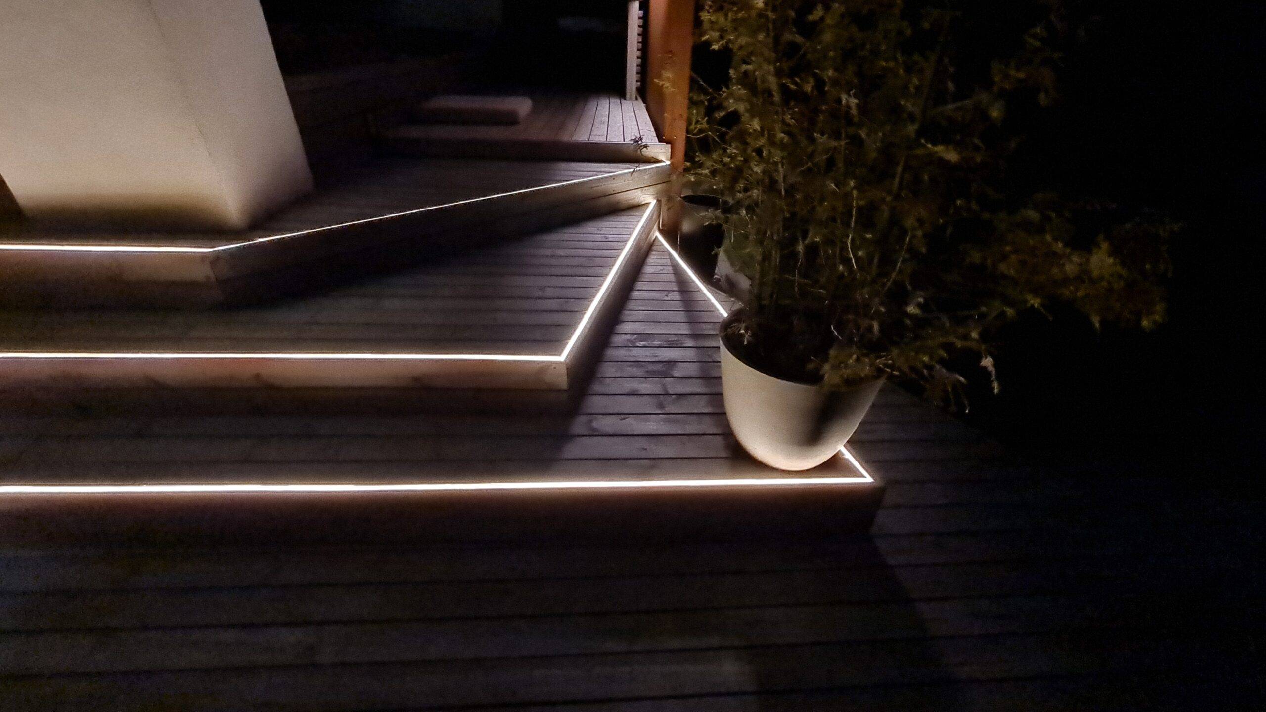 Bordi dei gradini delle scale illuminati con strisce LED per la sicurezza