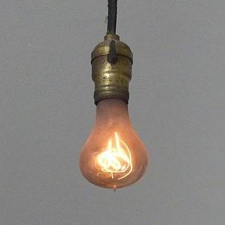 320px-Centenario-Lampadario-pendente-luce-in-Livermore-CA-2016