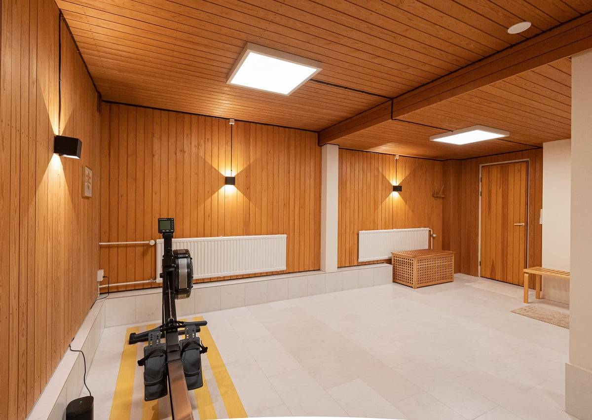 Le luci da parete nere conferiscono un aspetto decorativo e splendidi motivi di luce alla superficie piatta della parete e ai pannelli di grandi dimensioni. L'angolo di apertura della luce può essere regolato separatamente sia verso l'alto che verso il basso. © LedStore.fi