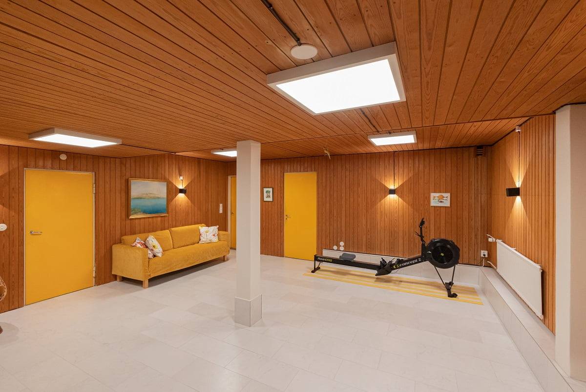 Una buona illuminazione favorisce l'esercizio fisico. Il pannello 600 ha una temperatura di colore regolabile da bianco freddo a bianco caldo. A parete Funk, lampade da parete nere. LedStore.fi  