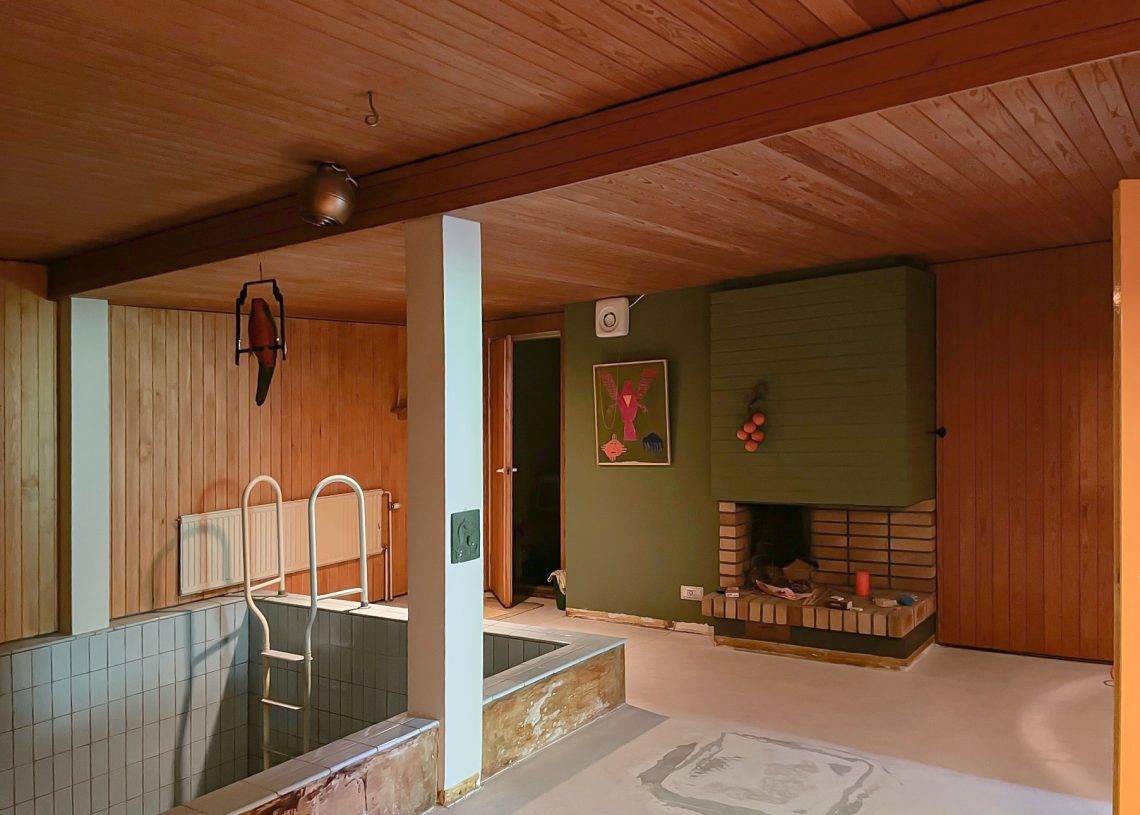 Ristrutturazione negli anni '60, sala piscina-camino prima della ristrutturazione. LedStore.fi