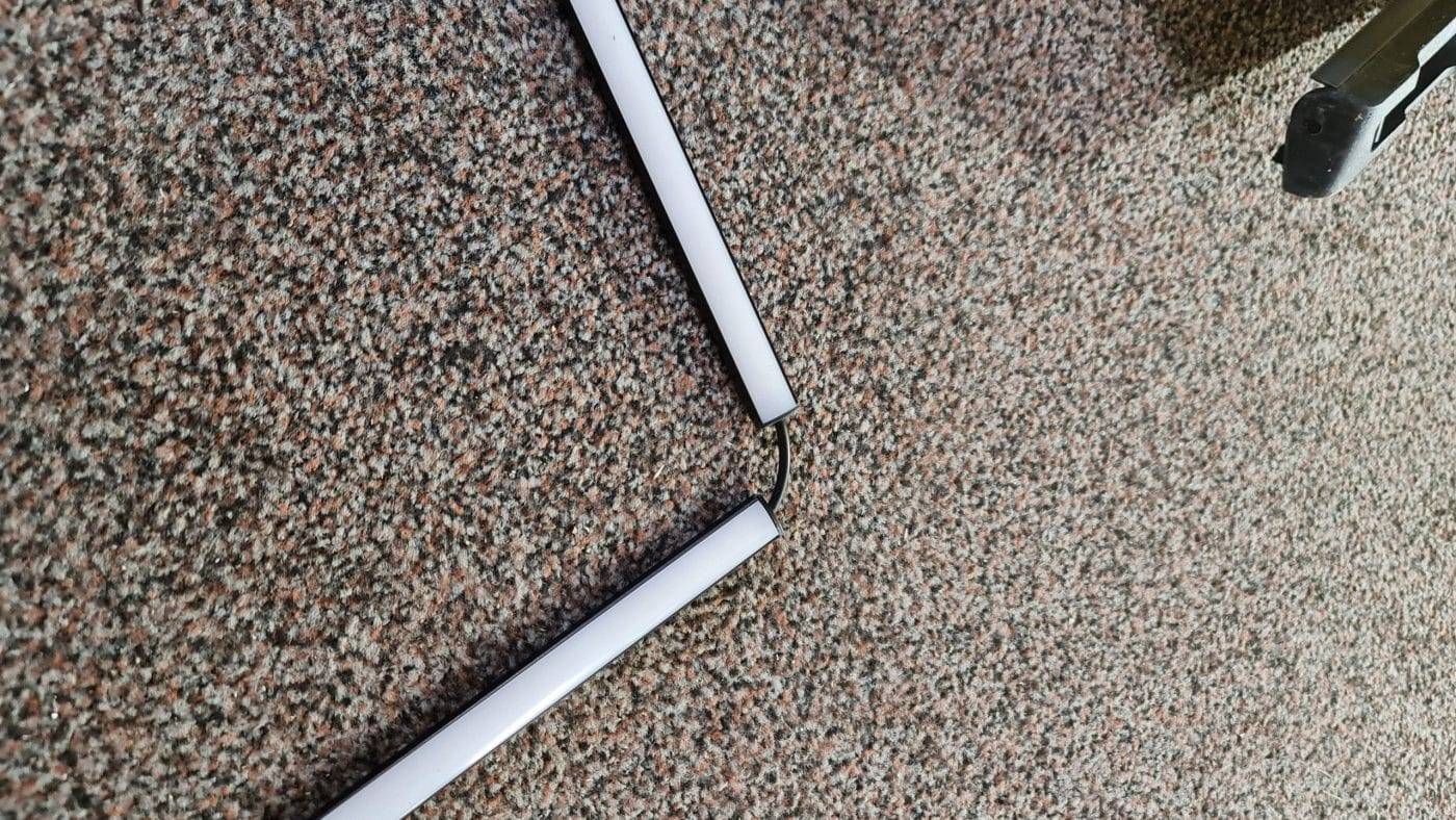 Striscia led in profilo nero con attacco ad angolo, pronta per l'installazione.