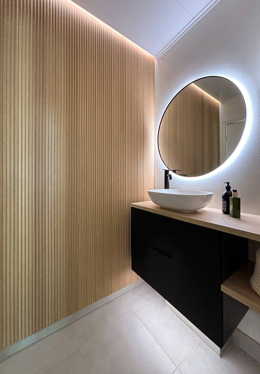 Illuminazione a strisce led con tre livelli di altezza nella toilette