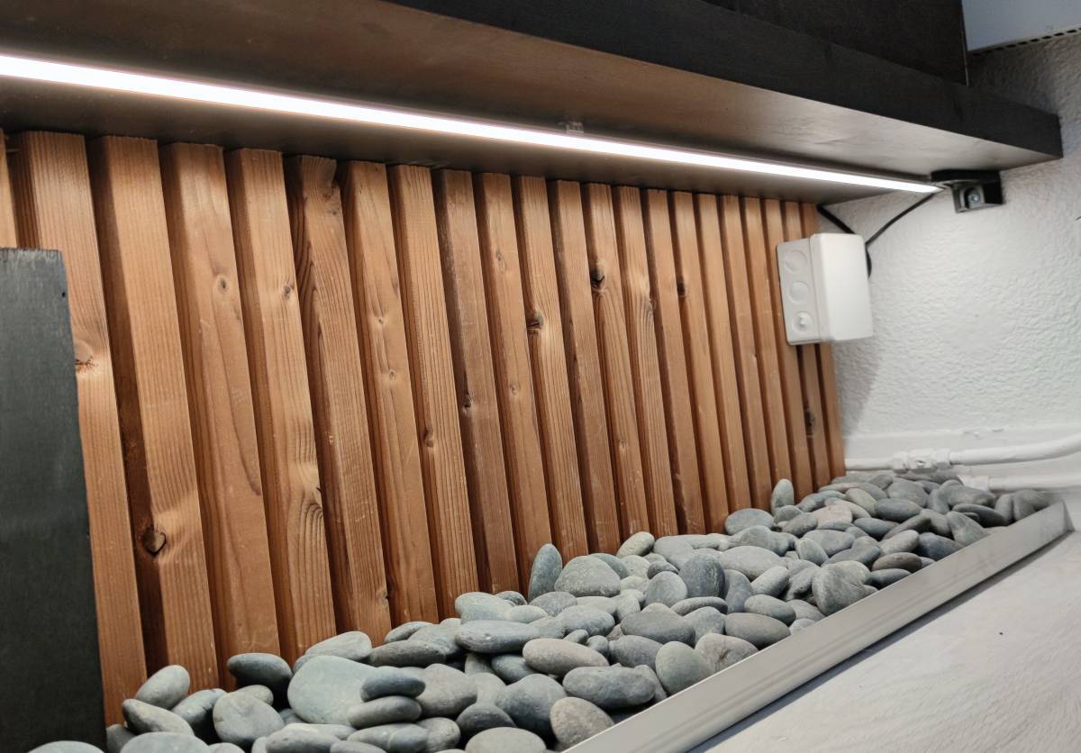 La striscia LED indiretta funziona anche come luce notturna