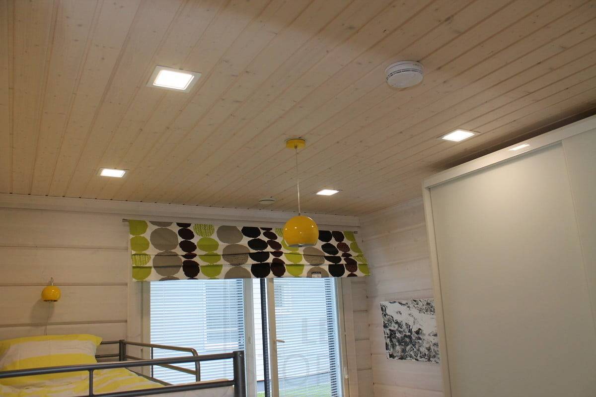 Illuminazione nella stanza dei bambini. Pannelli led 200x200 nel soffitto della camera da letto.