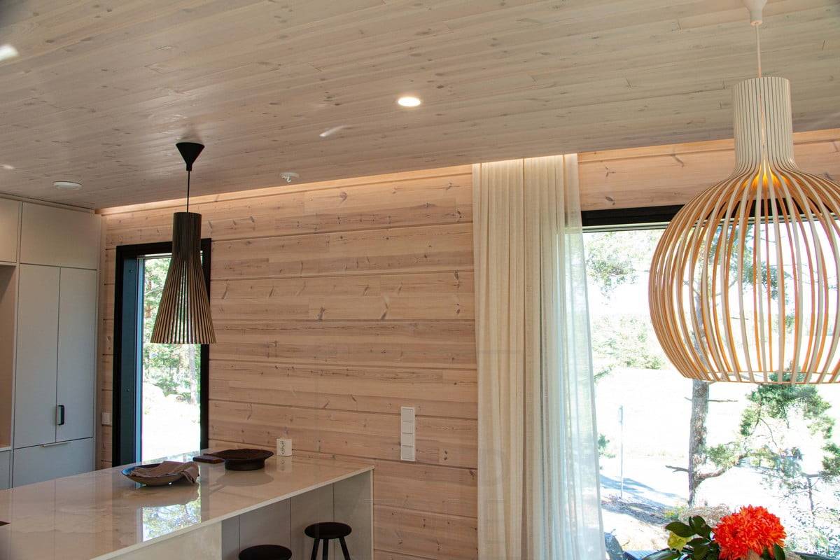 Housing Fair 2022: striscia led installata nella scanalatura tra il soffitto e la parete. La scanalatura è abbastanza ampia da poter nascondere un cassonetto per le tende.  Ledstore.fi