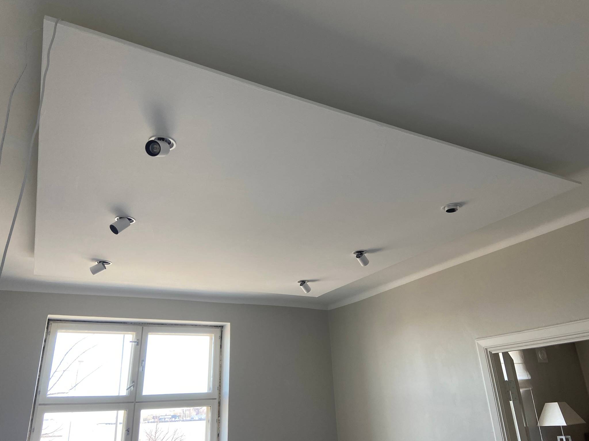 È in corso l'installazione di sei spot Kolo. È stata realizzata una goccia di cartongesso nel soffitto per creare più spazio per l'installazione. 