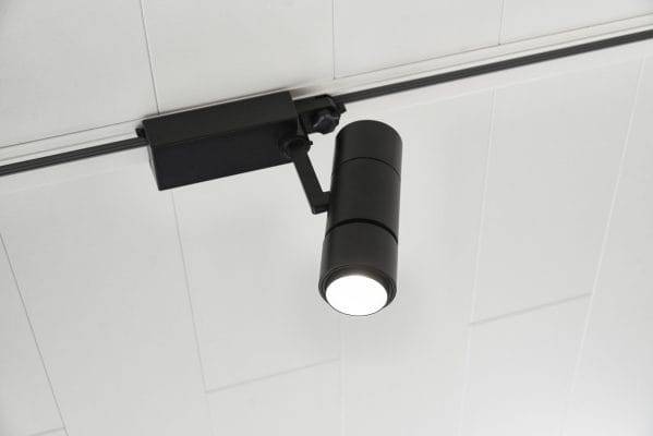 Gli apparecchi di illuminazione neri su un soffitto bianco creano un contrasto. Apparecchio a binario ZOOM nero su binario trifase LedStore.fi