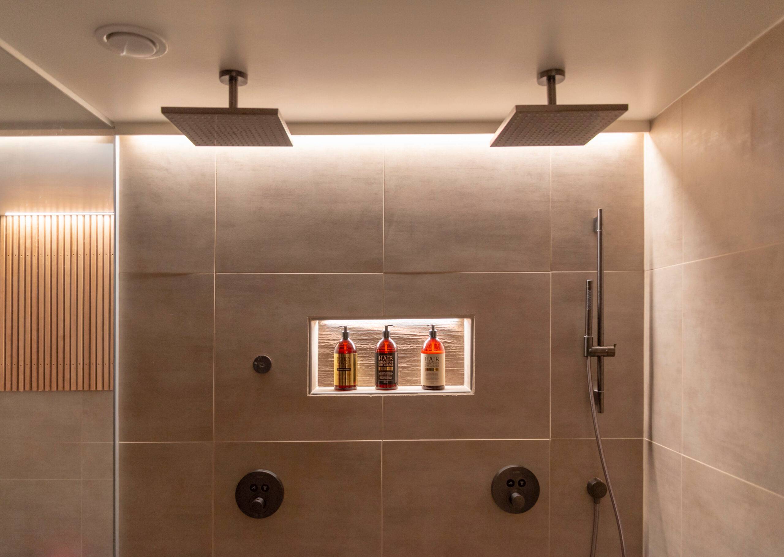 led in bagno dietro la doccia sul soffitto