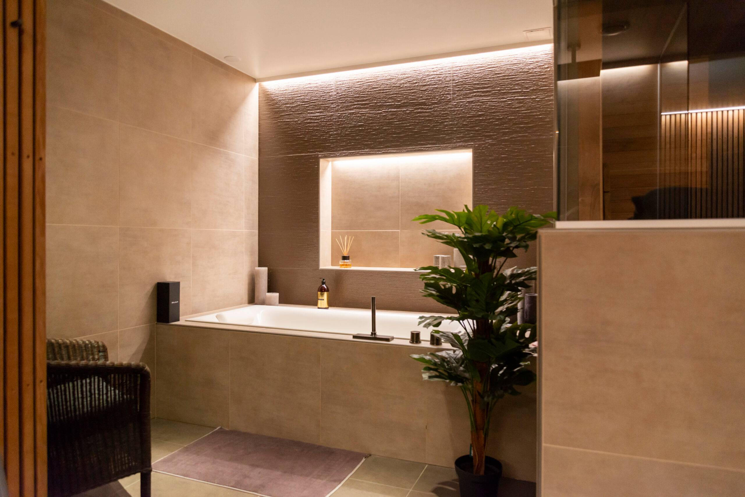led in bagno sopra la vasca da bagno sul soffitto