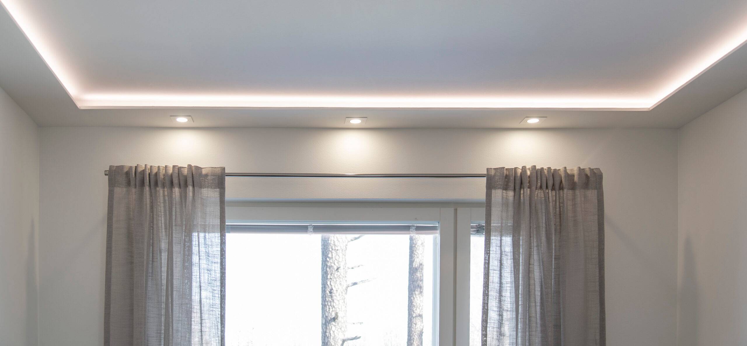 L'illuminazione interna con luci LED è stata realizzata con spot per illuminare la postazione di lavoro e strisce LED per illuminare indirettamente la stanza.