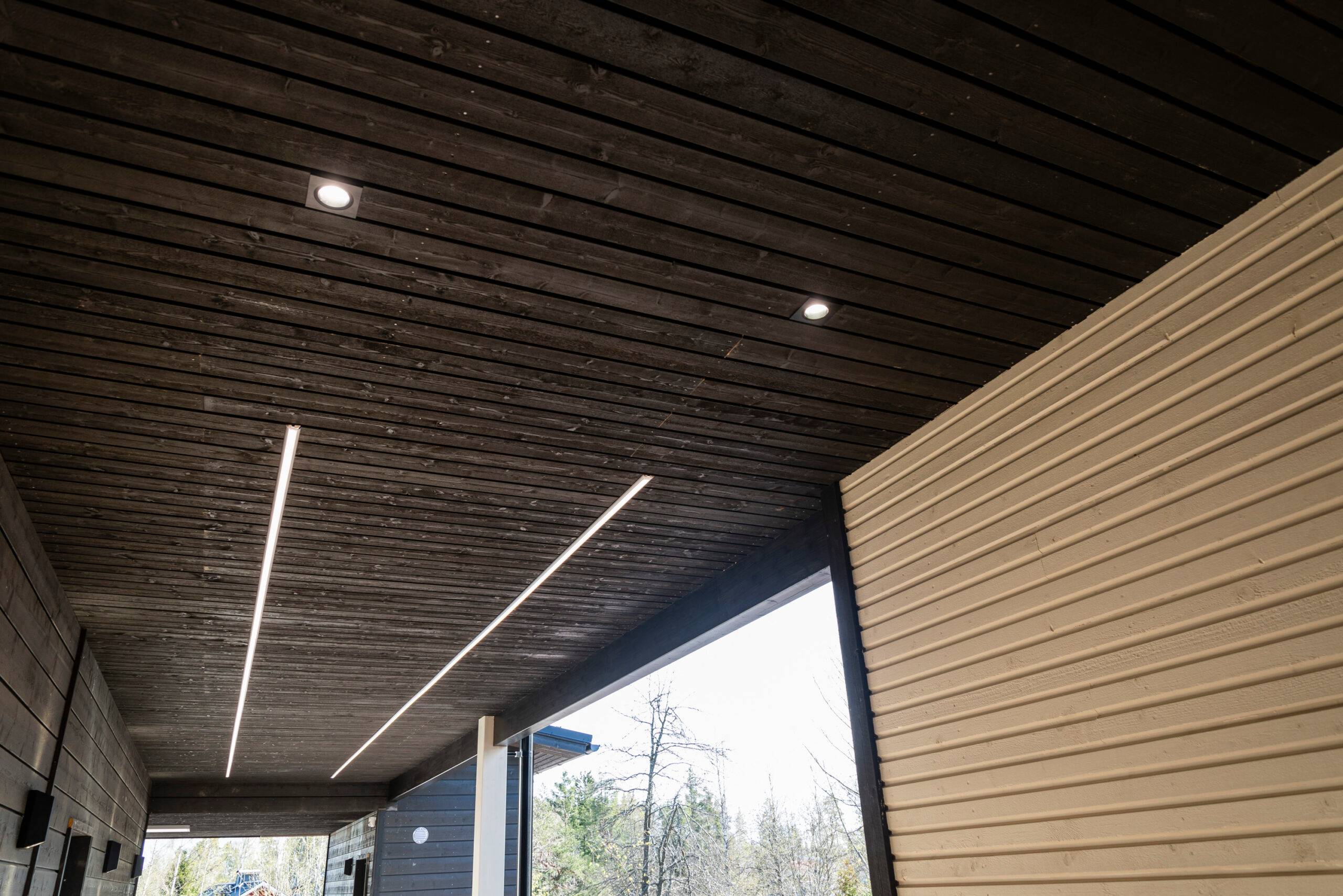 Nel corridoio d'ingresso, il passaggio è illuminato da due lunghe strisce LED in parallelo. Sono presenti anche due faretti LED a incasso e ulteriori applique a parete.