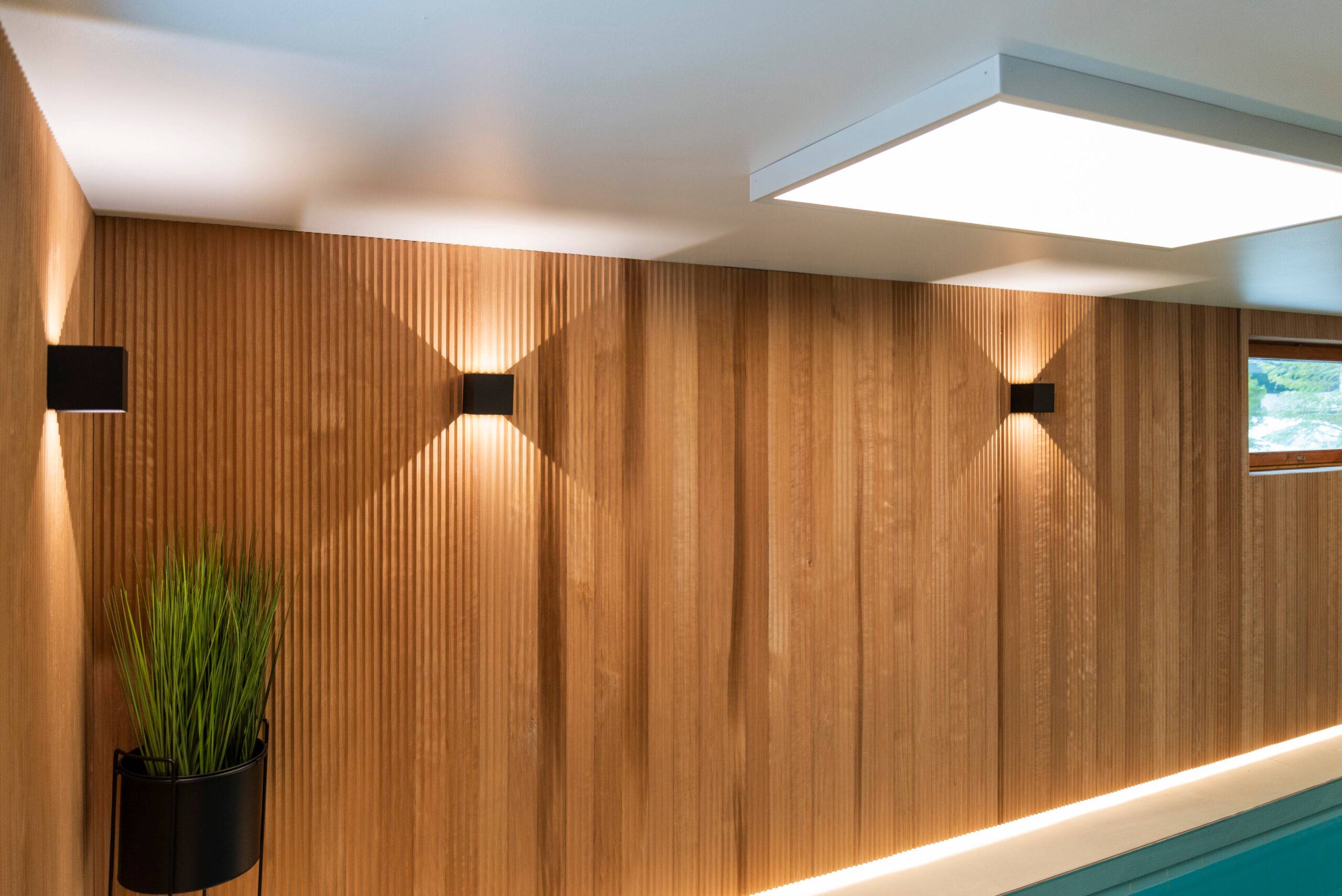 Luci a led a parete come parte dell'illuminazione dell'area della piscina.