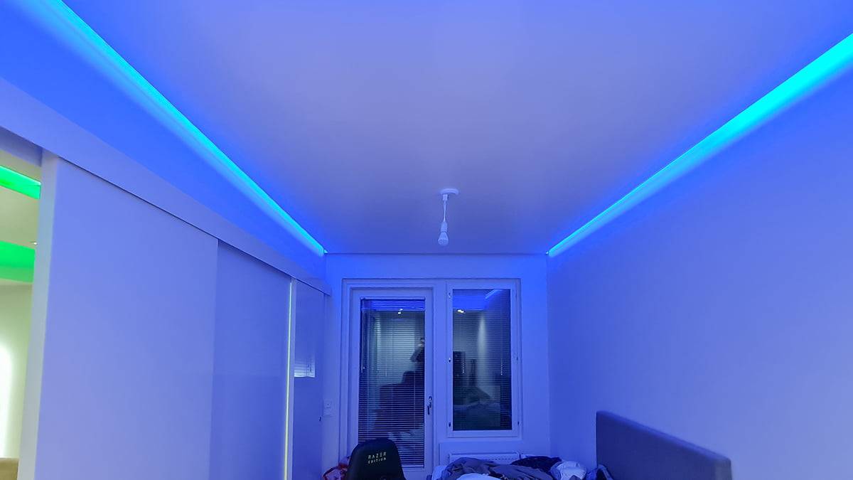 Luce indiretta nel soffitto. un momento di blu nel soffitto basso di una camera da letto