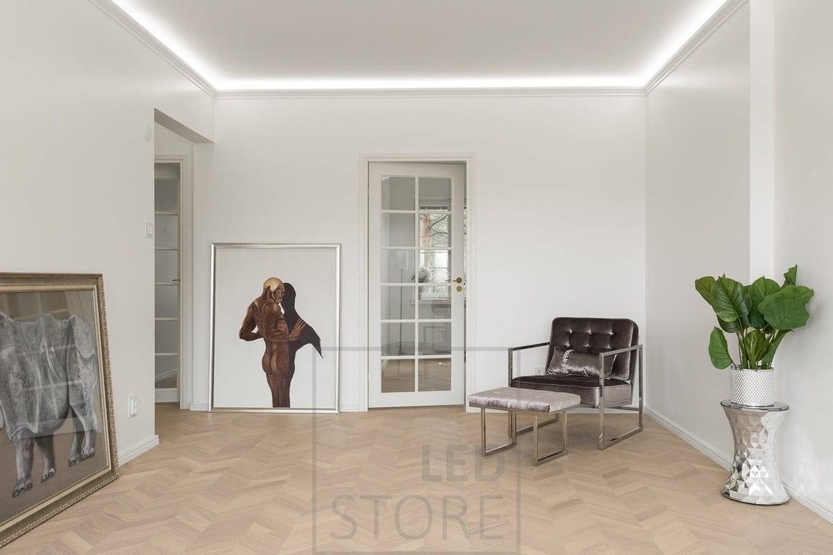 Il nastro a led nel design d'interni conferisce stile al bordo del soffitto