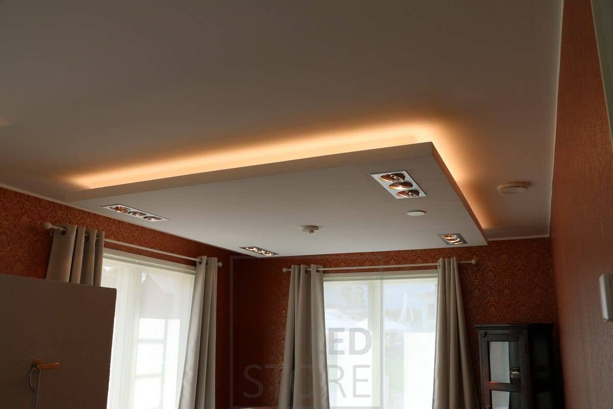 Intorno alla discesa, una striscia LED illumina la luce indiretta. La questione 3000k vs 4000k è stata risolta con un tono caldo. Ledstore.fi