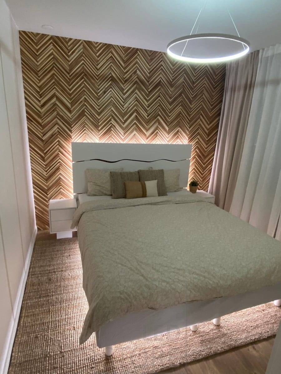 Striscia LED intorno alla fine del letto e sotto il letto.