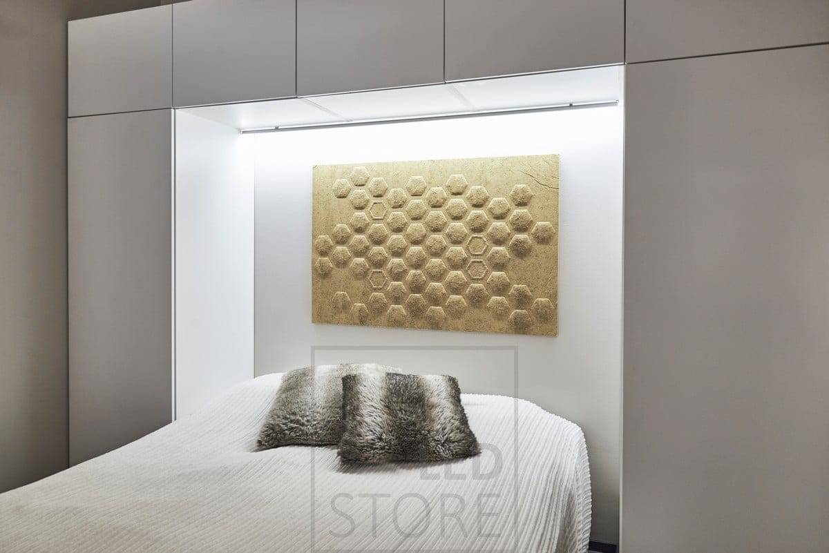 Nella camera da letto, una striscia LED montata dietro il letto, alla base dell'armadio a muro, fornisce una suggestiva luce indiretta. Ledstore.fi