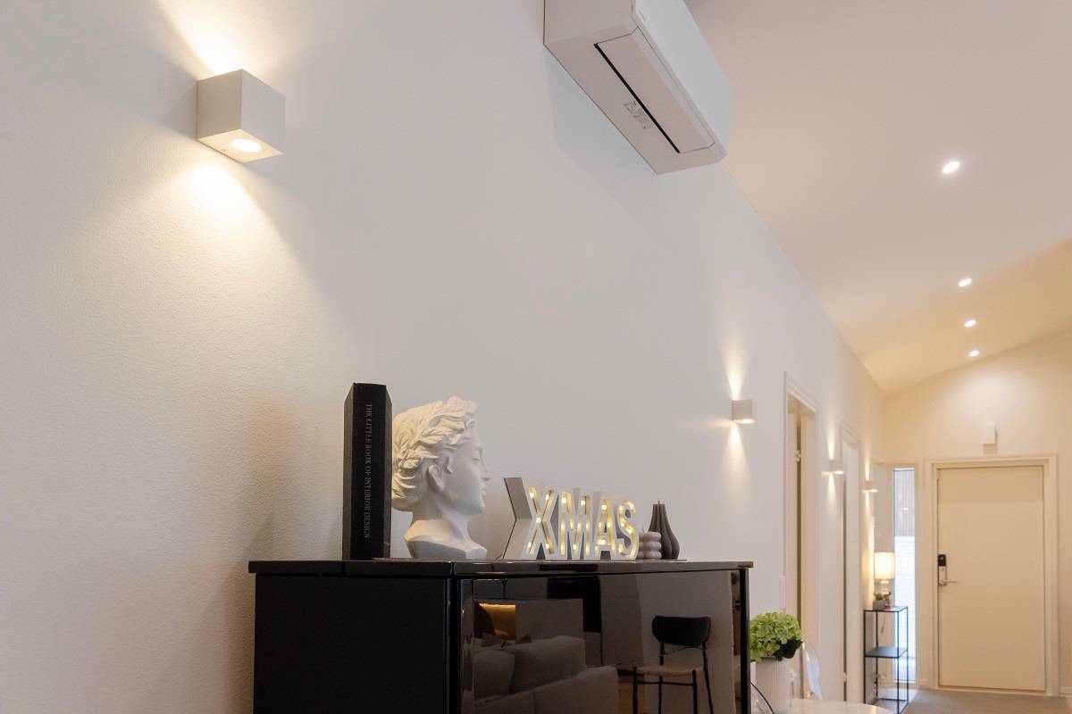 L'illuminazione è completata da applique a LED nel corridoio e da faretti a LED nel soffitto.